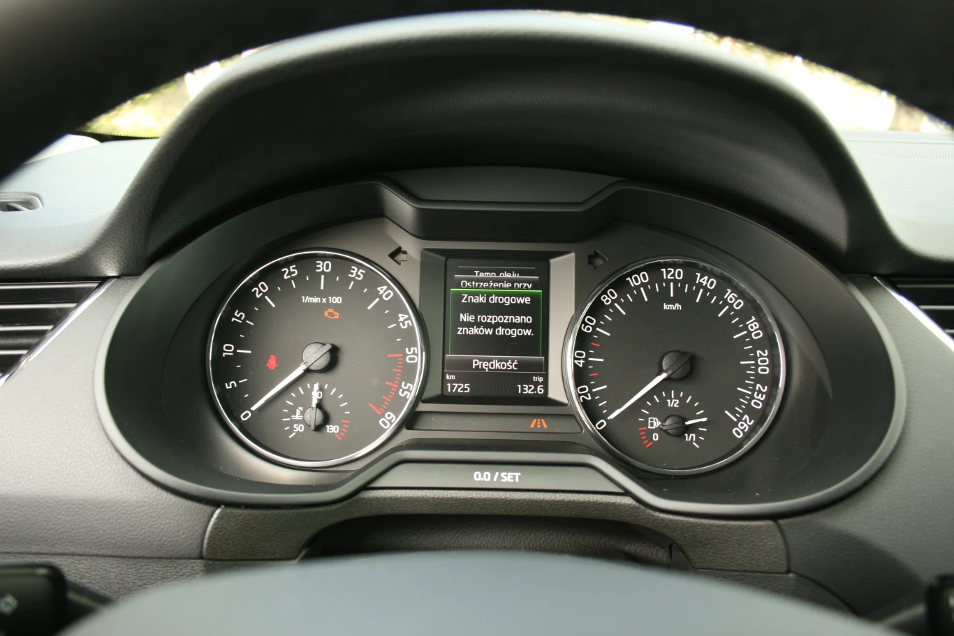 Klasyczne do bólu zegary z opcjonalnym kolorowym wyświetlaczem pośrodku. Octavia może rozpoznawać znaki drogowe. Klasyczne do bólu zegary z opcjonalnym kolorowym wyświetlaczem pośrodku. Octavia może rozpoznawać znaki drogowe.