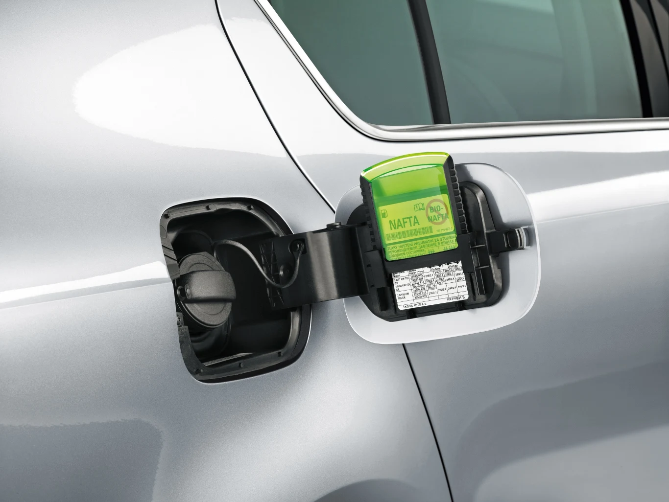 Rozwiązanie znane z Rapida, czyli skrobaczka do szyb umieszczona przy wlewie paliwa. Rozwiązanie znane z Rapida, czyli skrobaczka do szyb umieszczona przy wlewie paliwa.