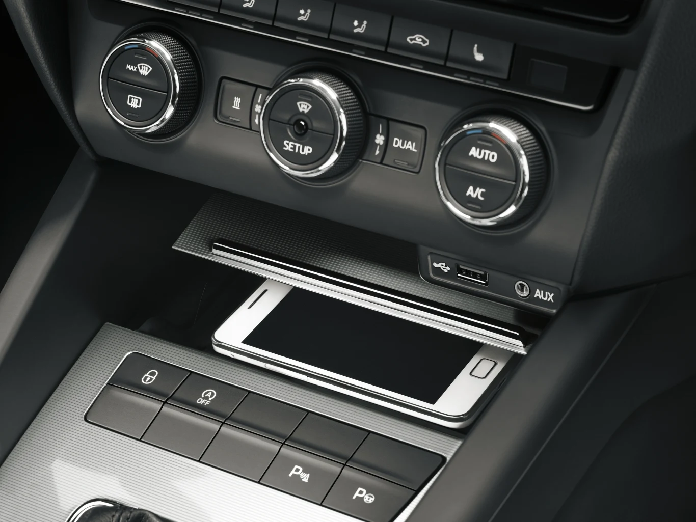 Automatyczna klimatyzacja Climatronic występuje seryjnie w najbogatszej wersji Elegance. Poniżej niej – złącza USB i AUX oraz specjalny schowek, przeznaczony do schowania iPoda czy innego urządzenia. Automatyczna klimatyzacja Climatronic występuje seryjnie w najbogatszej wersji Elegance. Poniżej niej – złącza USB i AUX oraz specjalny schowek, przeznaczony do schowania iPoda czy innego urządzenia.