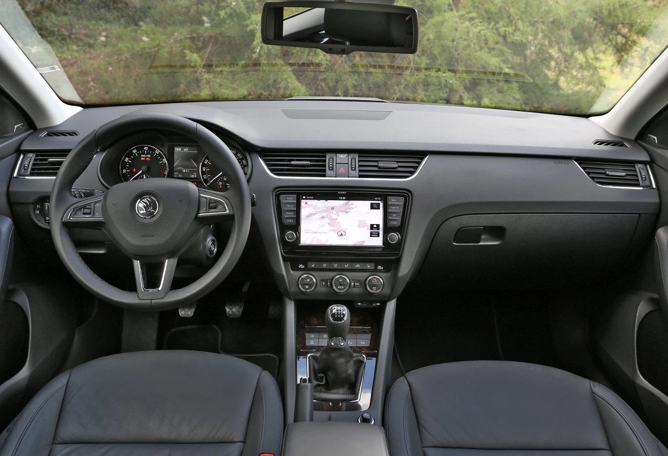 Typowo dla Skody, deska rozdzielcza jest bardzo uporządkowana. Wykonano ją z porządnych materiałów – miękkich w górnej części. Można tu znaleźć sporo ładnych, dopracowanych detali. Obsługa jest intuicyjna, a w bogatych wersjach – bezkluczykowy dostęp do wnętrza. Typowo dla Skody, deska rozdzielcza jest bardzo uporządkowana. Wykonano ją z porządnych materiałów – miękkich w górnej części. Można tu znaleźć sporo ładnych, dopracowanych detali. Obsługa jest intuicyjna, a w bogatych wersjach – bezkluczykowy dostęp do wnętrza.