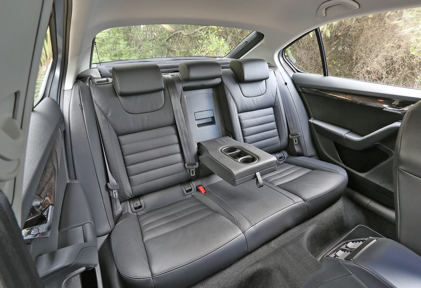 Kanapa została tak wyprofilowana, by wygodnie podróżowało się trzem pasażerom. Okienko do przewożenia przedmiotów – od odmiany Ambition. Kanapa została tak wyprofilowana, by wygodnie podróżowało się trzem pasażerom. Okienko do przewożenia przedmiotów – od odmiany Ambition.