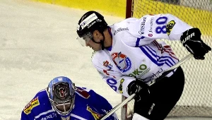 Michał Fikrt (L), bramkarz Aksam Unia Oświęcim interweniuje po strzale Marka Strzyżowskiego (P) z Ciarko PBS Bank KH Sanok