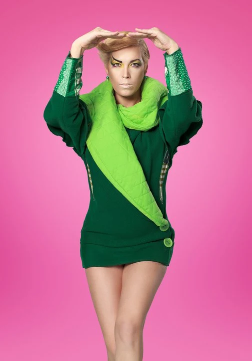 Tańczy od siódmego roku życia. W ciągu swojej 26-letniej pracy z tańcem miała styczność z wieloma technikami tanecznymi, dzięki czemu posiada umiejętność łączenia takich stylów jak: jazz, modern dance, contemporary, broadwayjazz, hip hop, ragga, house i wiele innych. 