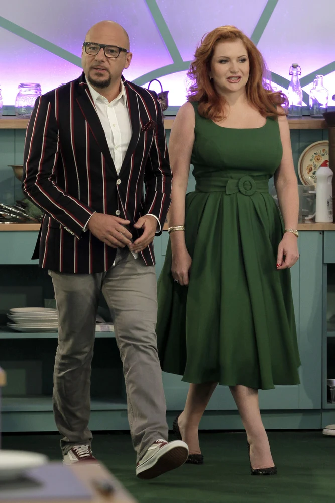 Dla Piotra Gąsowskiego 4 tys. zł za dzień zdjęciowy na planie programu „Polski turniej wypieków” było zbyt małą kwotą. Aktor zażądał więc podwyżki do 5 tys. Nie dziwimy mu się jednak – praca z amatorką, jaką jest Marta Grycan, nie należy zapewne do łatwych…
  Dla Piotra Gąsowskiego 4 tys. zł za dzień zdjęciowy na planie programu „Polski turniej wypieków” było zbyt małą kwotą. Aktor zażądał więc podwyżki do 5 tys. Nie dziwimy mu się jednak – praca z amatorką, jaką jest Marta Grycan, nie należy zapewne do łatwych…