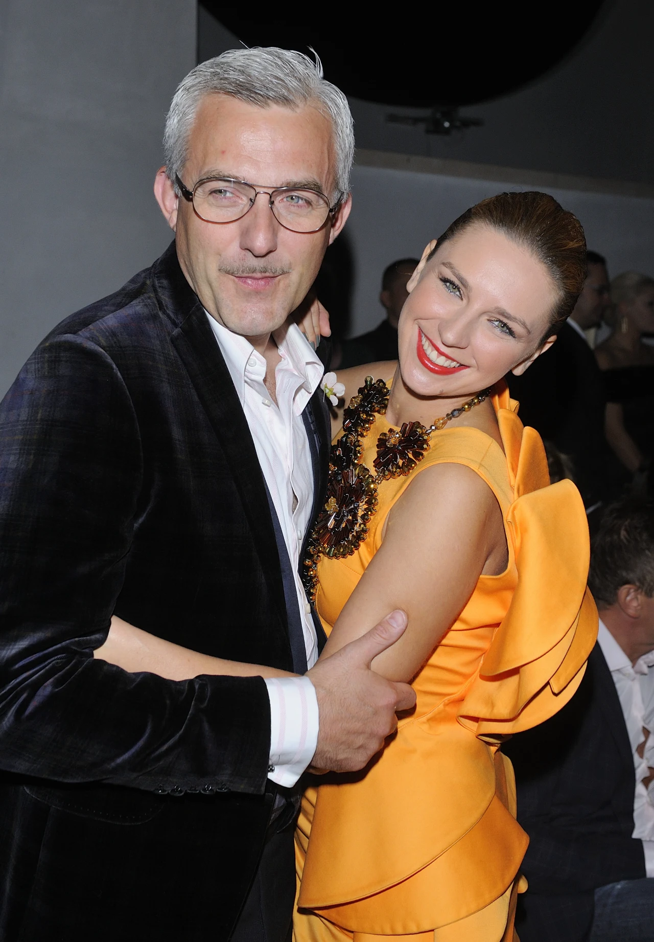 W dobie kryzysu nie tylko politycy, przyznający sobie ogromne premie, mają się dobrze. Gwiazdy również nie mogą narzekać na zarobki. 
Przykładem jest Hubert Urbański, który - jak podliczył jeden z tabloidów -  z konferansjerki wyciąga 30 tys. zł miesięcznie. Jego stawka waha się od 7 do 15 tys. za dzień pracy. Gdy TVP nie była w stanie zaproponować mu podobnej kwoty za prowadzenie kolejnej edycji „The Voice of Poland”, zrezygnował… Jego miejsce zajął Tomek Kammel za "jedyne" 3 tys. za odcinek.
 W dobie kryzysu nie tylko politycy, przyznający sobie ogromne premie, mają się dobrze. Gwiazdy również nie mogą narzekać na zarobki. 
Przykładem jest Hubert Urbański, który - jak podliczył jeden z tabloidów -  z konferansjerki wyciąga 30 tys. zł miesięcznie. Jego stawka waha się od 7 do 15 tys. za dzień pracy. Gdy TVP nie była w stanie zaproponować mu podobnej kwoty za prowadzenie kolejnej edycji „The Voice of Poland”, zrezygnował… Jego miejsce zajął Tomek Kammel za "jedyne" 3 tys. za odcinek.