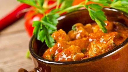 Gulasz z indyka z warzywami to idealna propozycja na obiad na Wszystkich Świętych. 