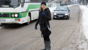 Czy Bożenka (Agnieszka Kaczorowska) wpadnie pod samochód przez roztargnienie? A może, jak podejrzewa policjant, zaplanuje samobójstwo?