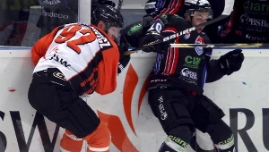 Hokeista JKH GKS Jastrzębie Maciej Urbanowicz (L) walczy o krążek z Krzysztofem Zapałą (P) z Ciarko PBS Bank Sanok 