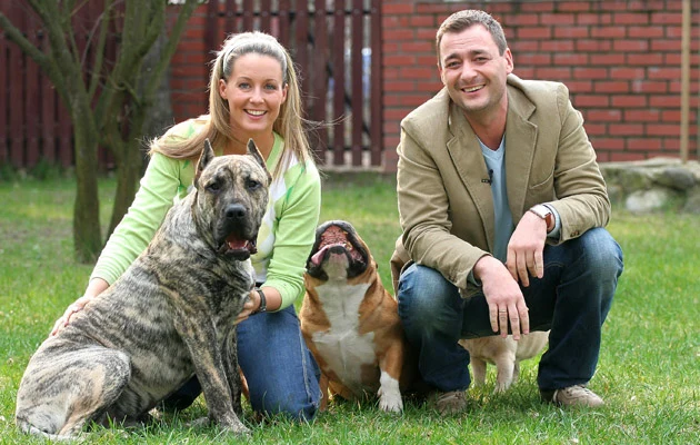 Małgorzata Rozenek, Jacek Rozenek z psami przed swoim domem Małgorzata Rozenek, Jacek Rozenek z psami przed swoim domem