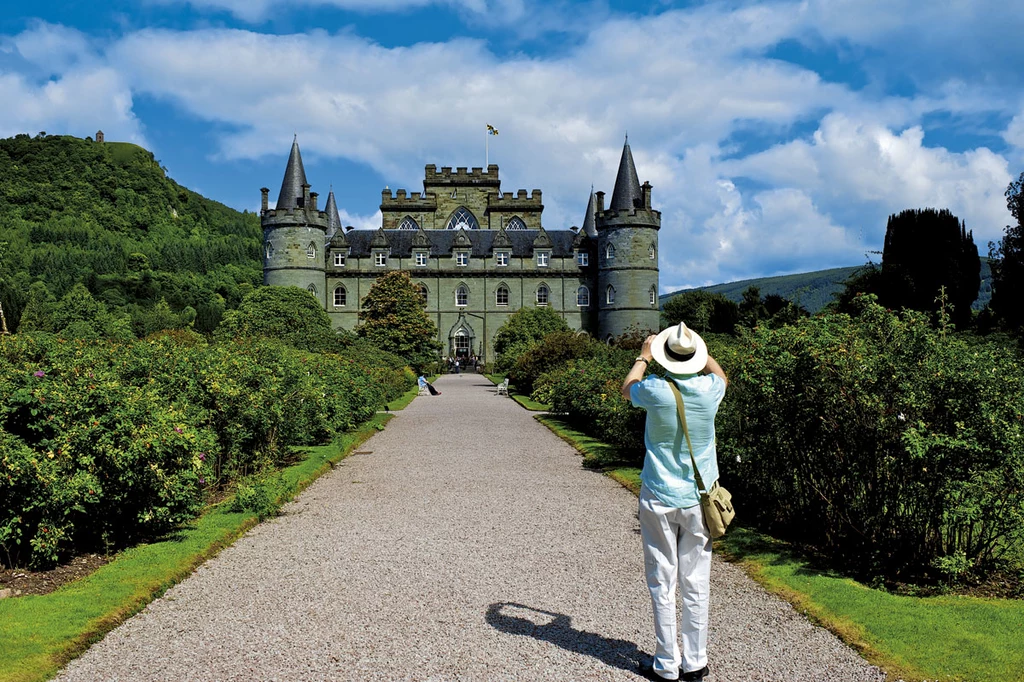 Inveraray w hrabstwie Argyll. Zamek klanu Campbellów jest zarówno siedzibą szefa klanu, jak i muzeum rodziny. Dostępny dla zwiedzających przez całe lato