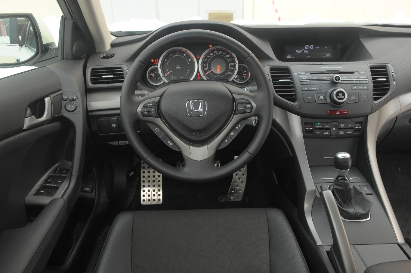 Sporo twardych plastików, ale świetne wykonanie i... bardzo atrakcyjne wzornictwo. Ta Honda naprawdę może się podobać Europejczykom! Sporo twardych plastików, ale świetne wykonanie i... bardzo atrakcyjne wzornictwo. Ta Honda naprawdę może się podobać Europejczykom!