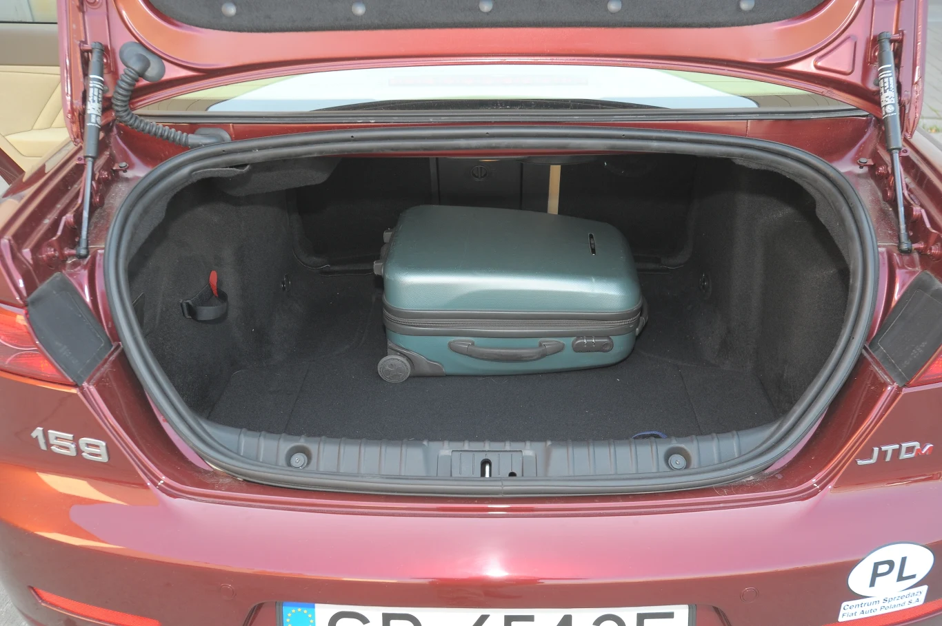 Bagażnik (405 l) jest najmniejszy w porównaniu, a otwór – niepraktyczny. Bagażnik (405 l) jest najmniejszy w porównaniu, a otwór – niepraktyczny.