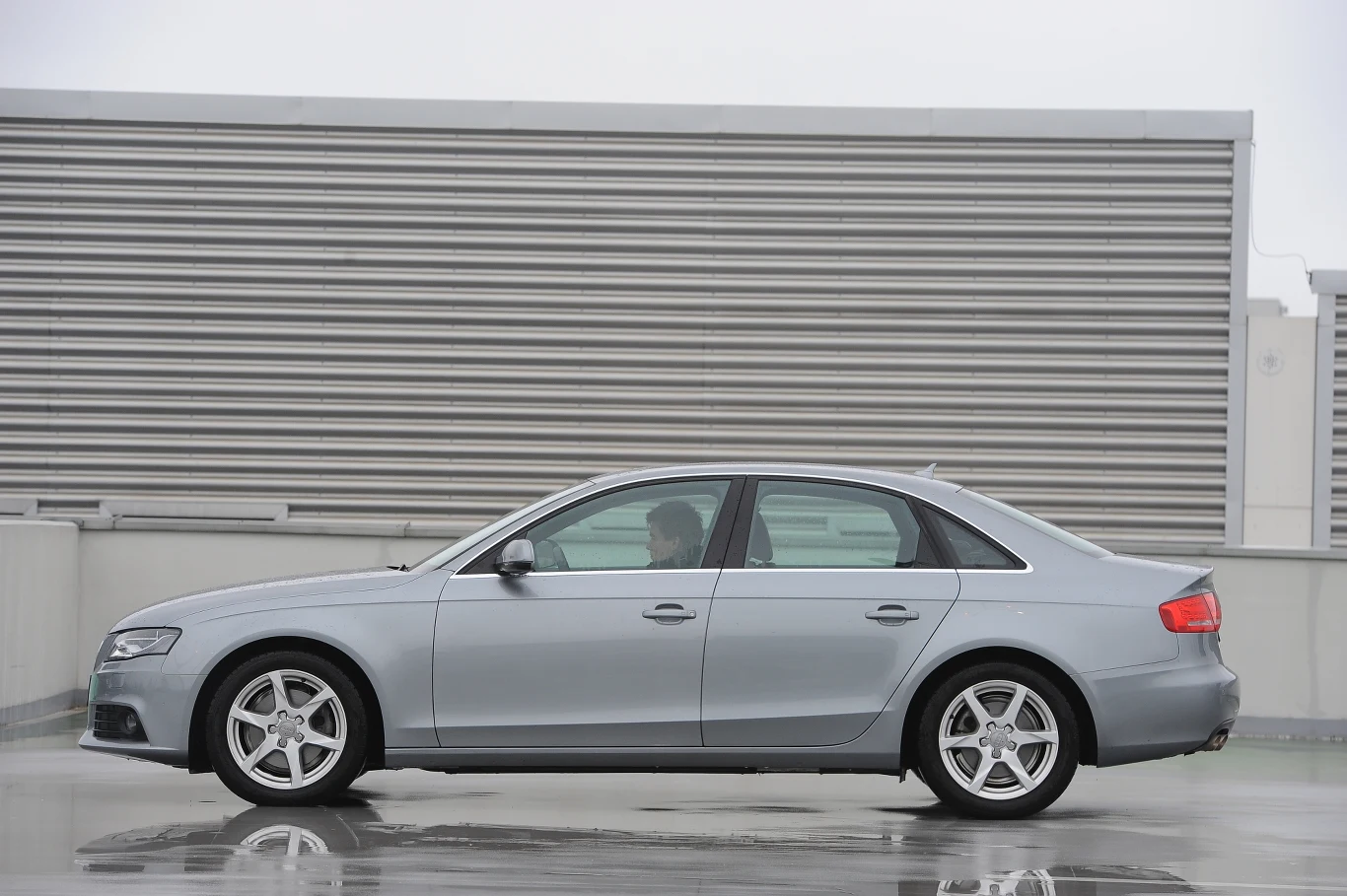 Wymiary: długość – 470 cm, rozstaw osi – 281 cm, szerokość: 183 cm. Wymiary: długość – 470 cm, rozstaw osi – 281 cm, szerokość: 183 cm.