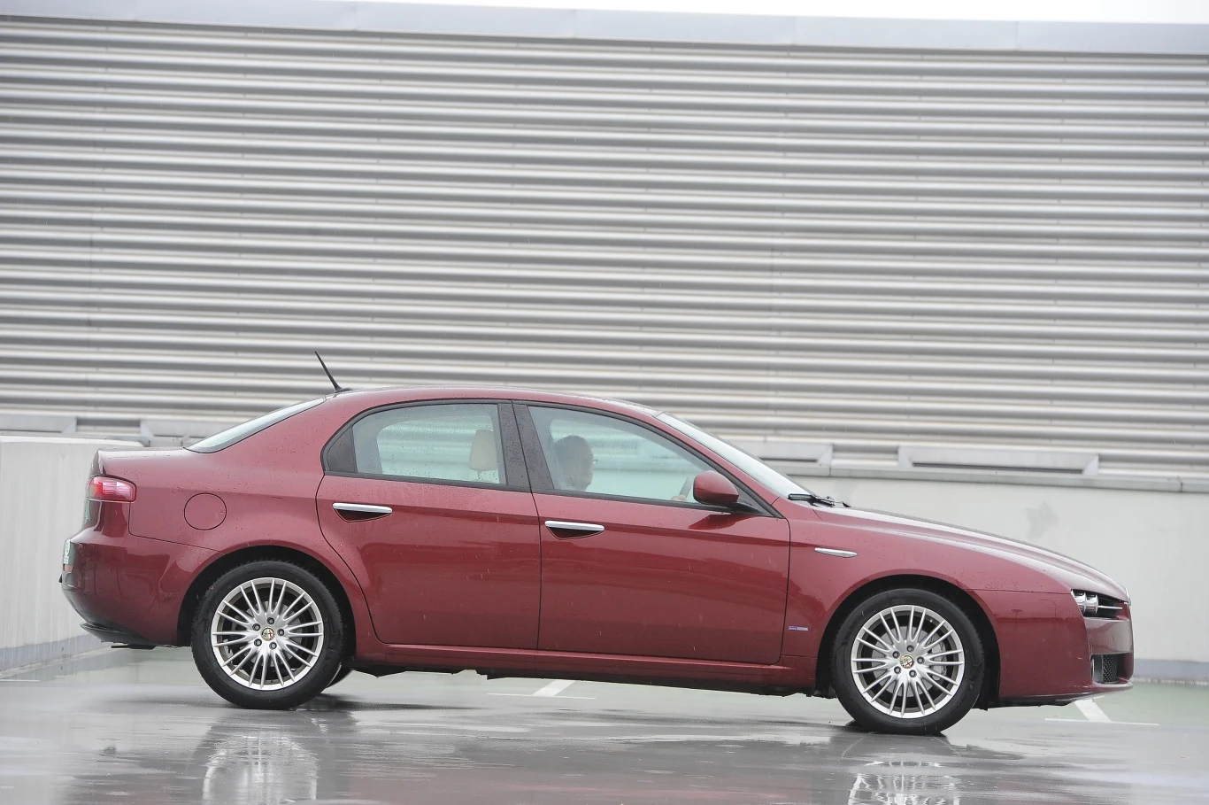 Wymiary: długość – 466 cm, rozstaw osi – 270 cm, szerokość: 183 cm. Wymiary: długość – 466 cm, rozstaw osi – 270 cm, szerokość: 183 cm.