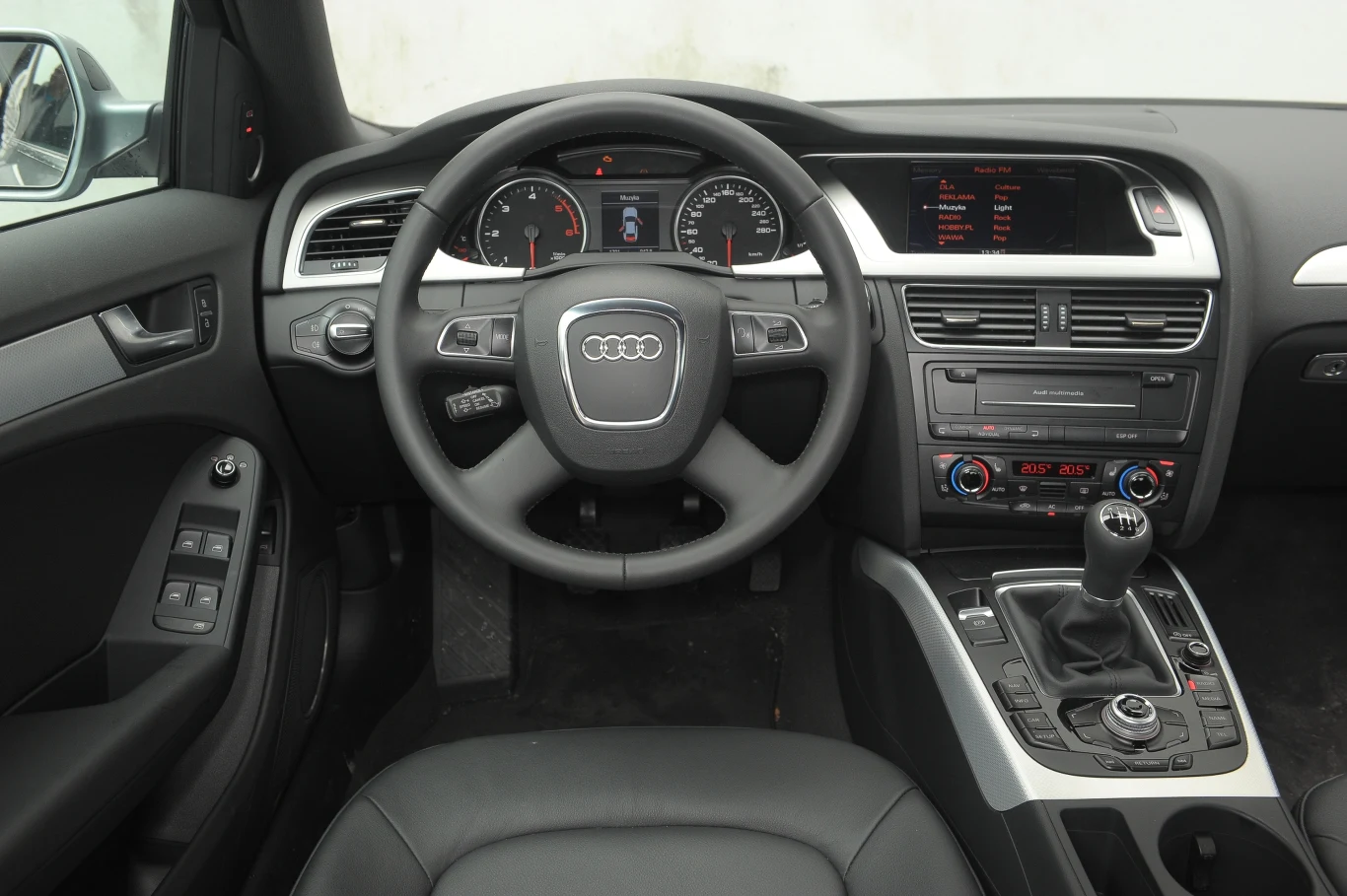 Nad estetyką można dyskutować, ale jakość jest na najwyższym poziomie. To prawdopodobnie najsolidniej wykonana deska rozdzielcza w tej klasie. Nad estetyką można dyskutować, ale jakość jest na najwyższym poziomie. To prawdopodobnie najsolidniej wykonana deska rozdzielcza w tej klasie.