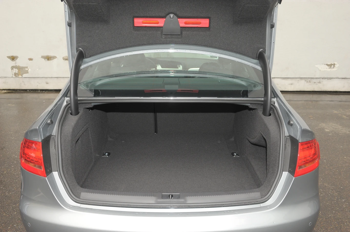 Wzorowy bagażnik Audi ma pojemność 480 l i regularne kształty. Wzorowy bagażnik Audi ma pojemność 480 l i regularne kształty.