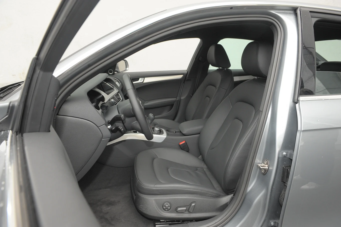 Te fotele są bardzo trwałe i bardzo komfortowe. Skóra jest często spotykaną opcją. Te fotele są bardzo trwałe i bardzo komfortowe. Skóra jest często spotykaną opcją.