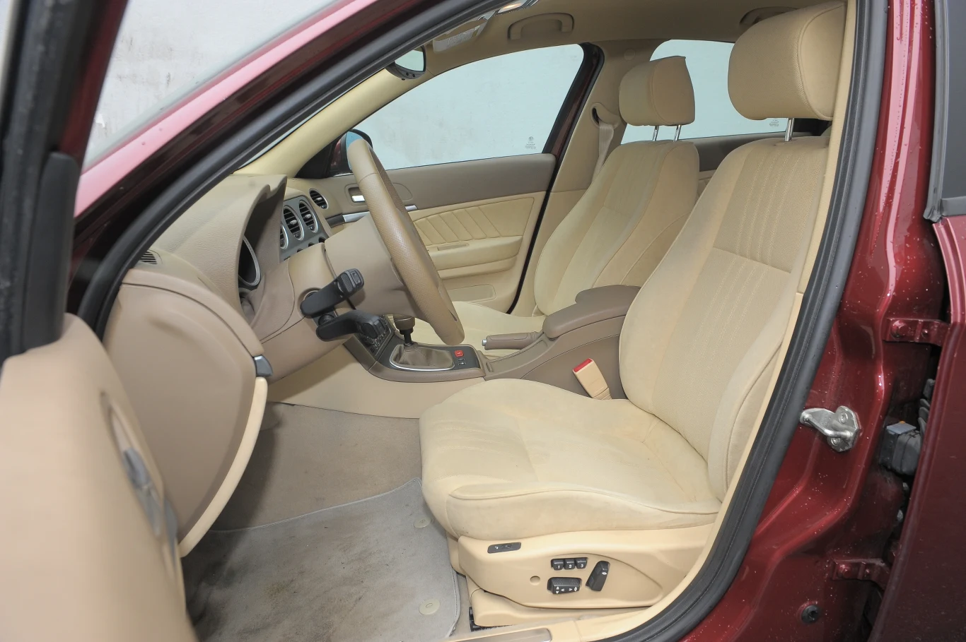 Jasne tapicerki szybką się brudzą. Wyprofilowanie foteli zasługuje na uznanie. Jasne tapicerki szybką się brudzą. Wyprofilowanie foteli zasługuje na uznanie.