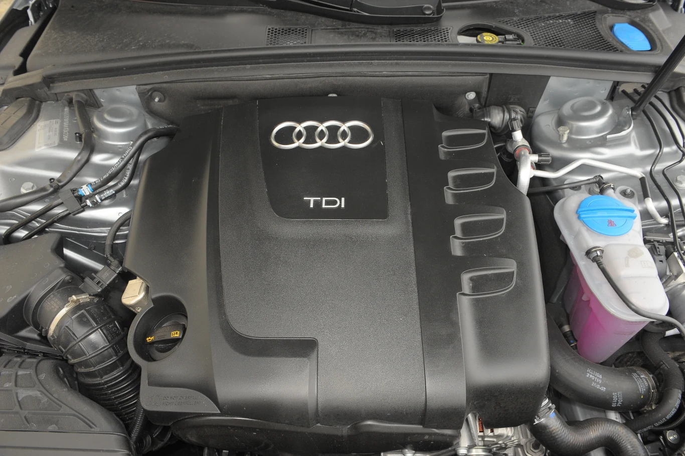 Silnik 2.0 TDI CR jest wystarczająco dynamiczny, dość cichy i bardzo oszczędny, ale niezbyt trwały. Silnik 2.0 TDI CR jest wystarczająco dynamiczny, dość cichy i bardzo oszczędny, ale niezbyt trwały.