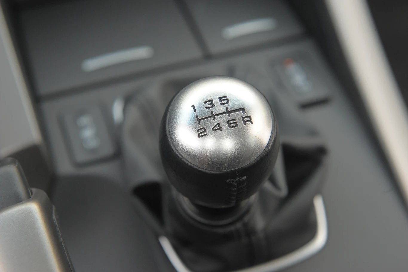 Sześciobiegowa skrzynia pracuje perfekcyjnie, a drogi przełączania są krótkie. Sześciobiegowa skrzynia pracuje perfekcyjnie, a drogi przełączania są krótkie.