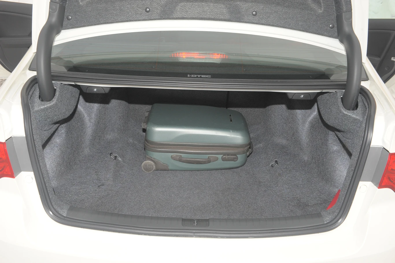 Bagażnik ma nieregularne kształty. Pojemność: 467 l, pod podłogą dojazdówka. Bagażnik ma nieregularne kształty. Pojemność: 467 l, pod podłogą dojazdówka.