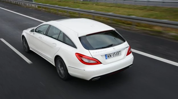 Shooting Brake jest dłuższy od Mercedesa E Kombi, ale ma o wiele mniejszy bagażnik.