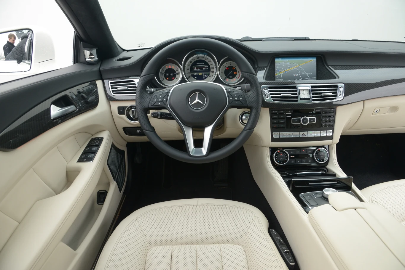 Przepych i fantastyczna jakość. Deska rozdzielcza w pakiecie Exclusive (za 25 405 zł) została obszyta skórą. Na pierwszy rzut oka – dużo przycisków; obsługa auta jednak nie jest utrudniona. CLS zaskakuje bardzo dużą liczbą schowków, półek i półeczek.