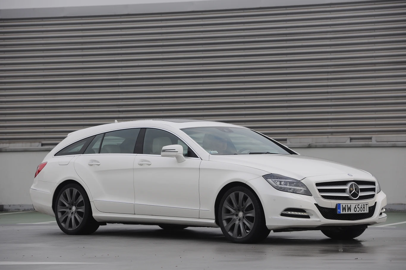 Pod tym względem przegrywa z nim o 105 i 400 l (po złożeniu kanapy).