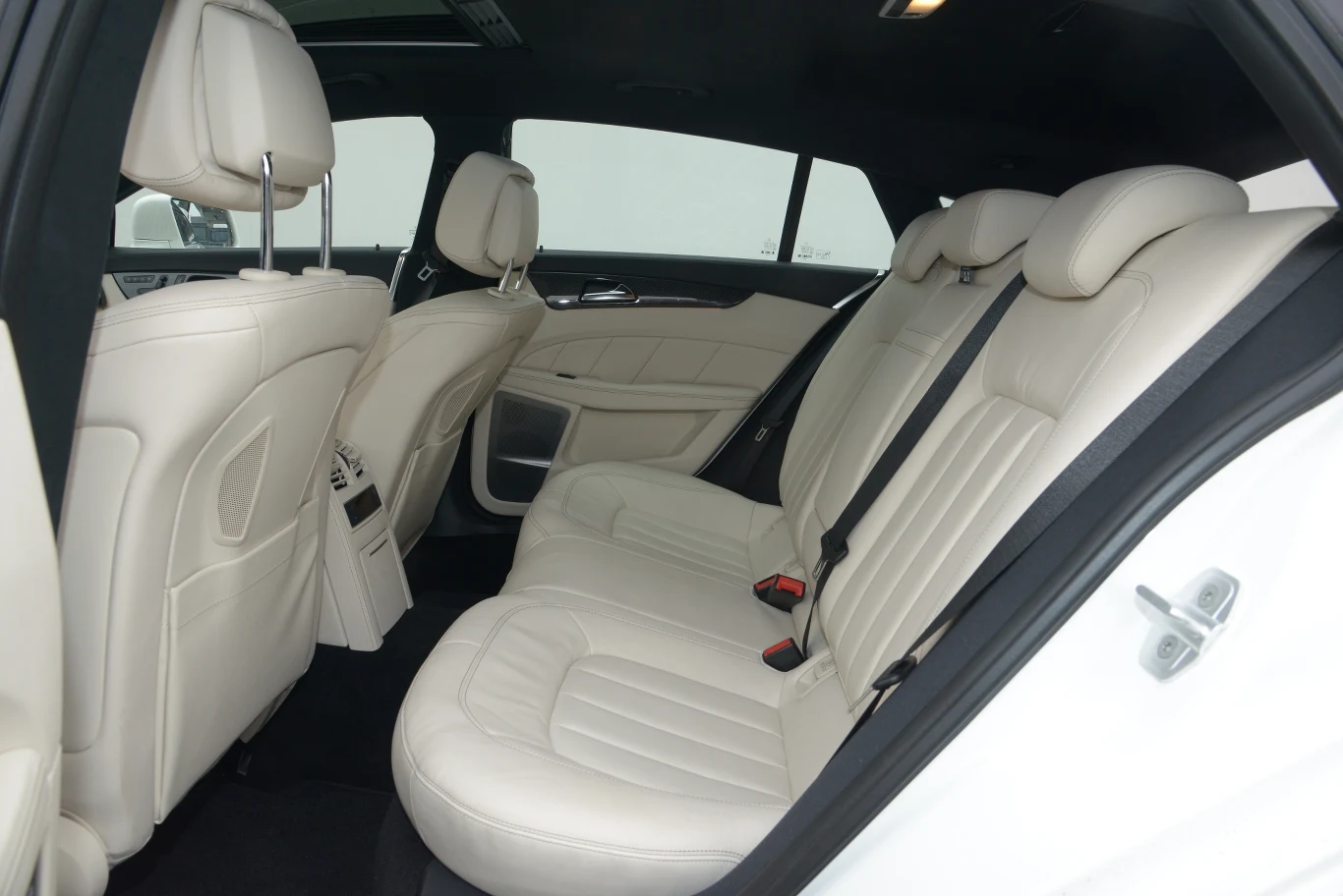 Pod względem ilości miejsca na kolana to poziom czołowych kompaktowych kombi, ale kabina CLS-a jest bardzo szeroka.