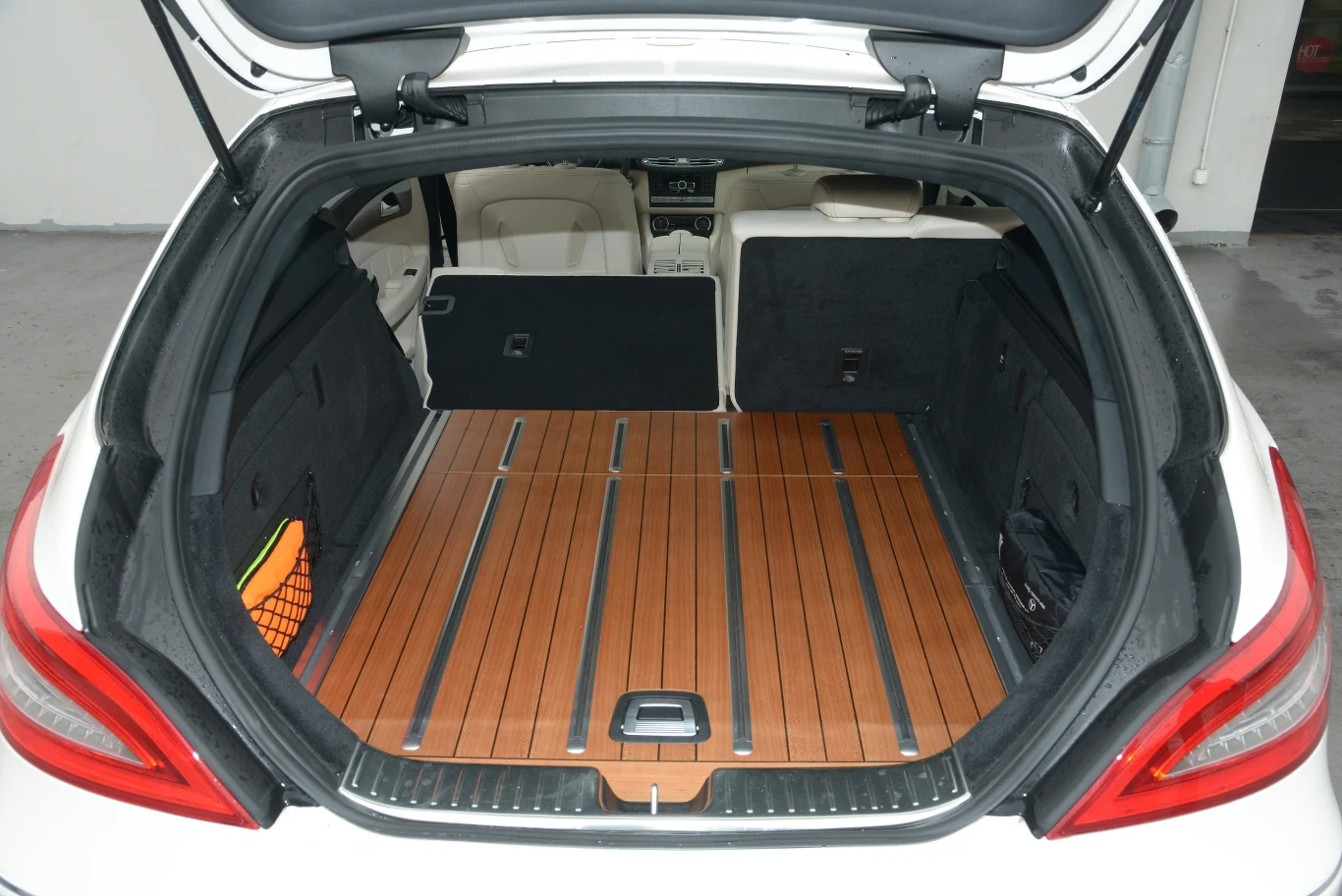 Bagażnik mieści od 590 do 1550 l. Podłoga z czereśni amerykańskiej to wydatek, bagatela, 22 300 zł. Przy okazji warto dokupić matę ochronną, ponieważ niezwykle łatwą ją porysować.