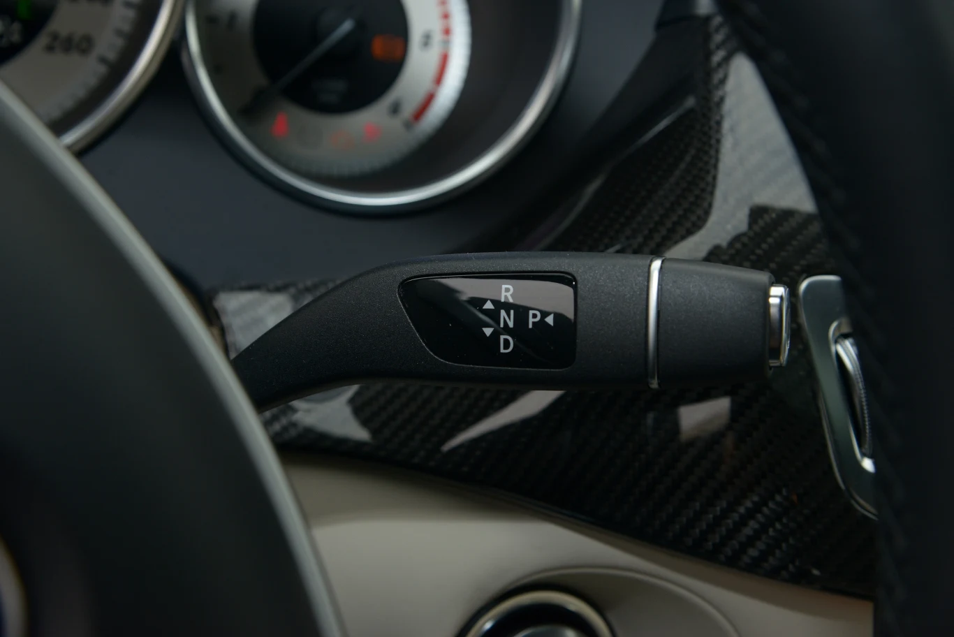 Dźwignię automatycznej skrzyni biegów przeniesiono z tunelu środkowego na kolumnę kierownicy.