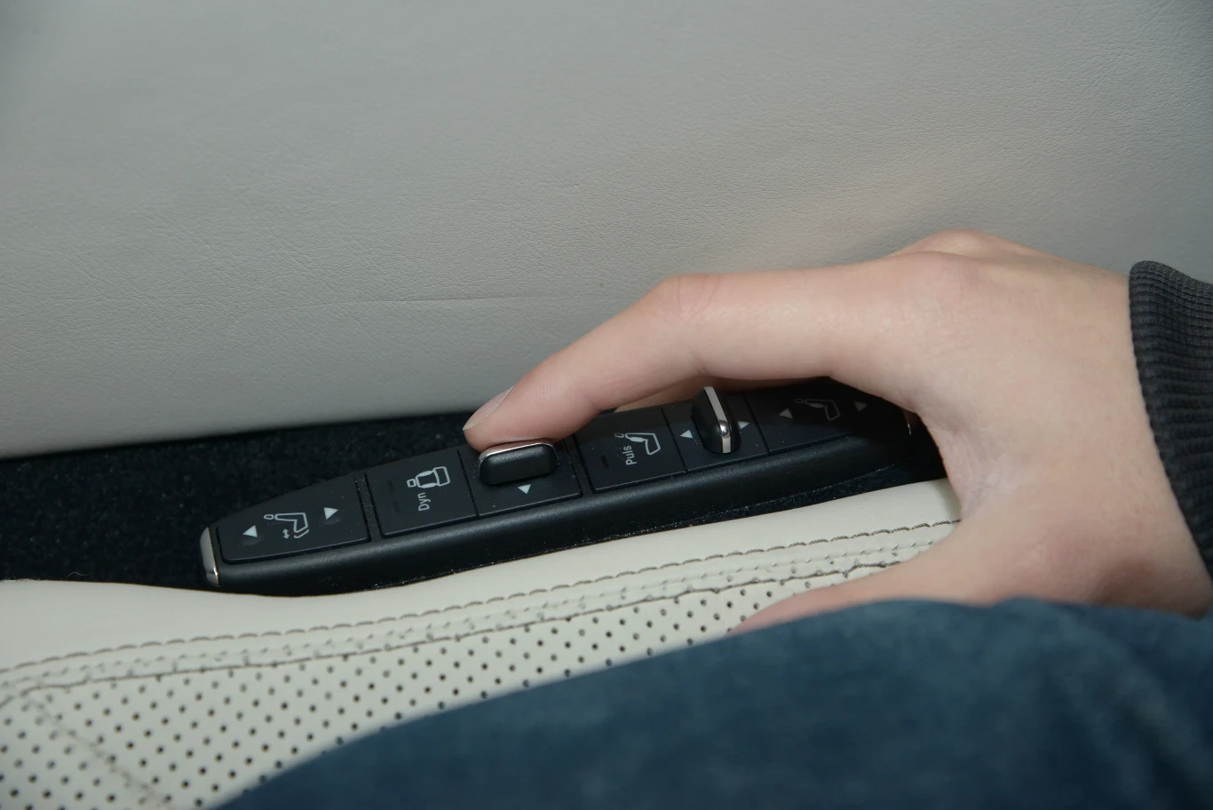Pod ręką – przyciski ustawień aktywnych foteli oraz siedmiostrefowego masażu.