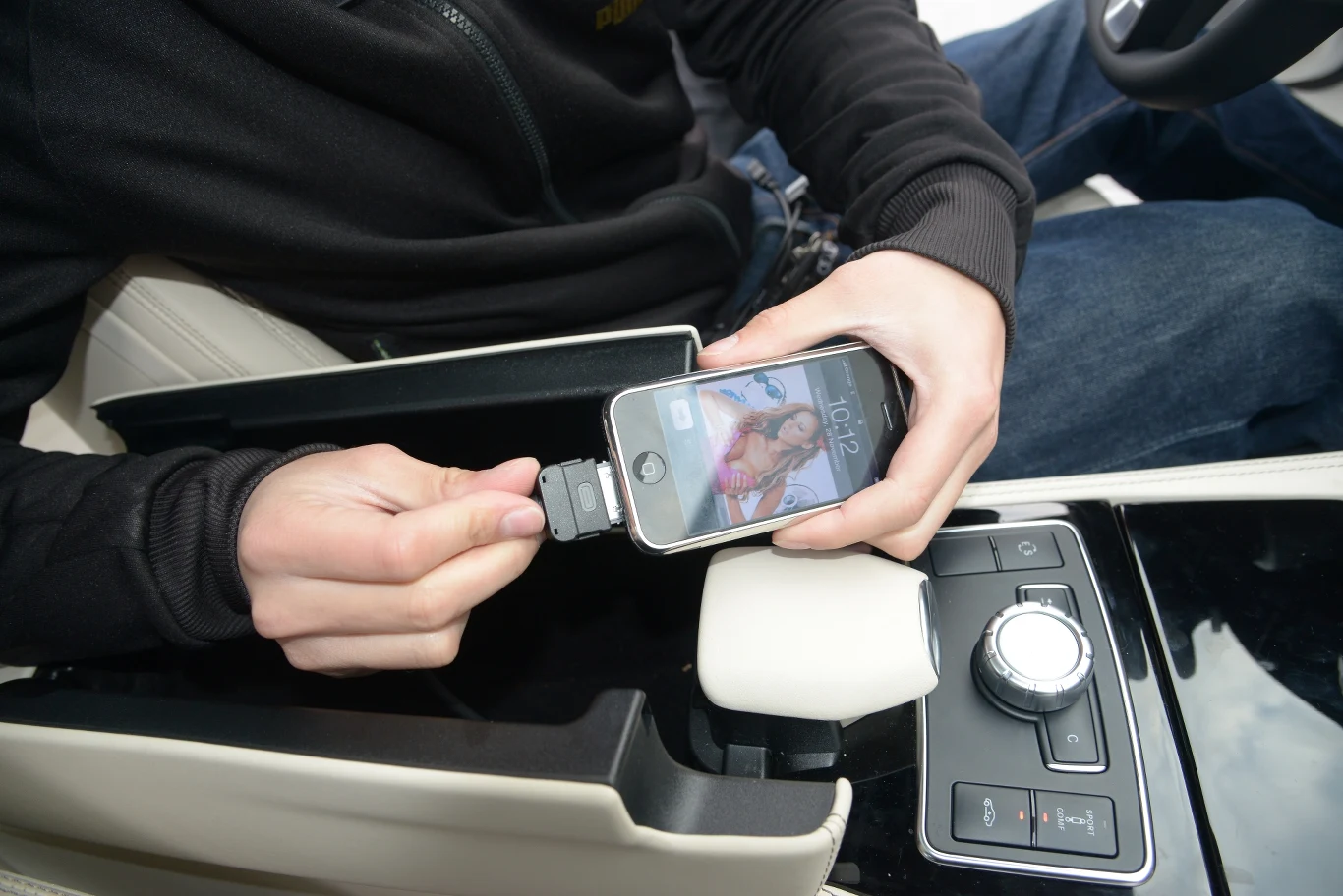 Zestaw audio bardzo dobrze „dogaduje” się z iPhonem i iPodem.