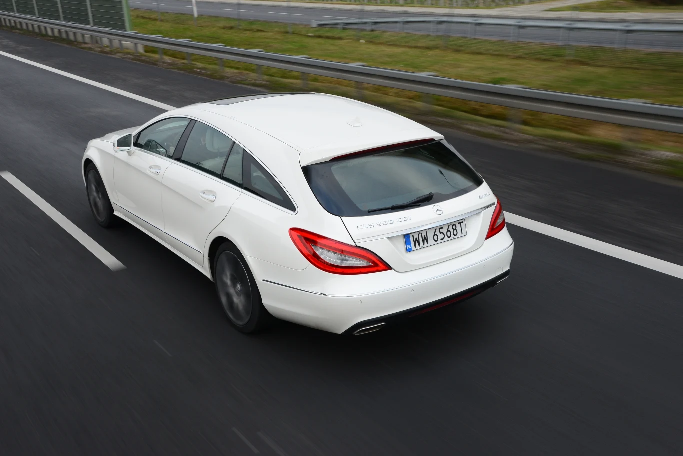 Shooting Brake jest dłuższy od Mercedesa E Kombi, ale ma o wiele mniejszy bagażnik.