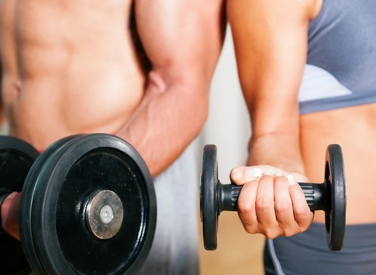 Być "fit" to znajdować się w szczytowej formie poprzez odpowiedni trening i żywienie Być "fit" to znajdować się w szczytowej formie poprzez odpowiedni trening i żywienie