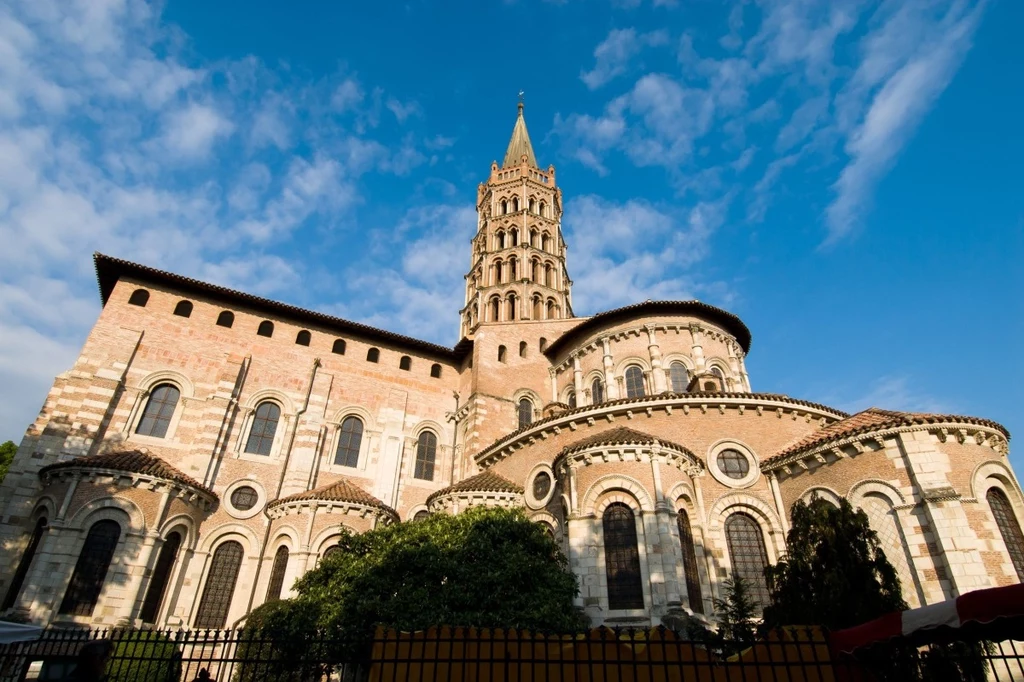 Klasztor wokół St. Sernin w Tuluzie, największego zachowanego kościoła romańskiego świata