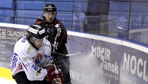 W pojedynku o krążek Martin Vozdecky (L) z Ciarko PBS Bank i napierający z tyłu Tomas Jakesz (P) z GKS Tychy