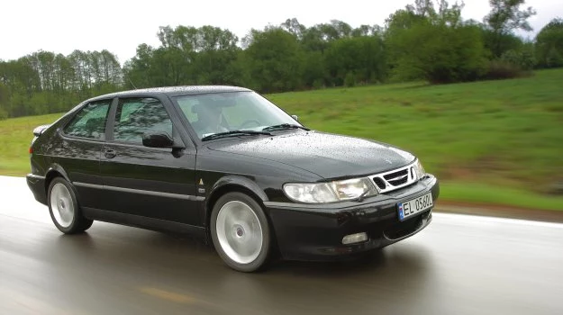 Saab 9-3 Viggen to prawdziwy „śpioch”: wygląda niepozornie, ale 100 km/h osiąga w niecałe 7 sekund.