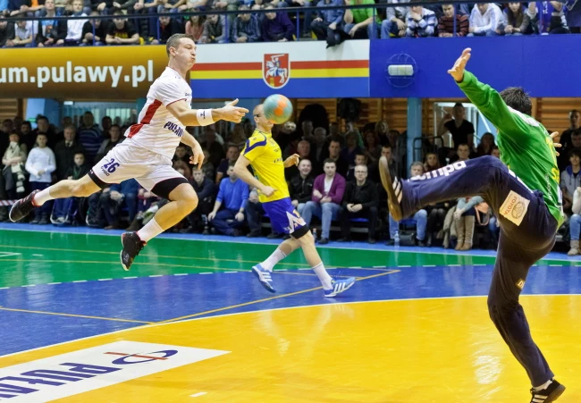 Sławomir Szmal, bramakrz Vive Targów Kielce, interweniuje w meczu ligowym z Azotami Puławy
