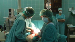 Proteza jest wydłużana za pomocą specjalnego silniczka