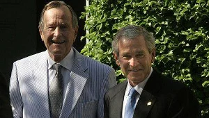 George W. Bush śmieje się jak jego ojciec