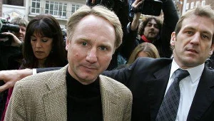 Dan Brown w drodze do londyńskiego sądu