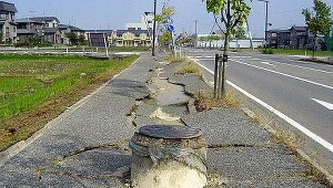 Skutki trzęsienia ziemi, (c) Tubbi, GNU FDL