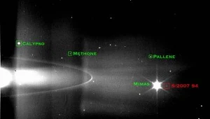 Zdjęcie wykonane przez sondę Cassini. Nowy księżyc zaznaczony na czerwono