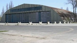 Ten hangar lotniczy pamięta jeszcze czasy niemieckich tu rządów
