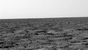 Jedno z pierwszych zdjęć powierzchni Marsa wykonanych przez próbnik Phoenix