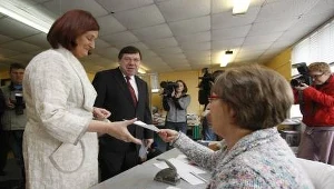Prermier Irlandii wraz z małżonką głosuje podczas referendum ws. Traktatu Lizbońskiego.