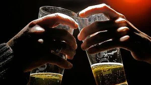 Głośna muzyka przyspiesza spożywanie alkoholu