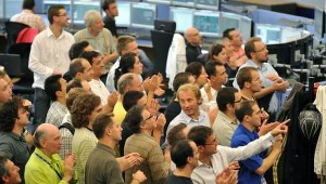 Radość naukowców po przeprowadzeniu przez LHC pierwszej wiązki cząstek