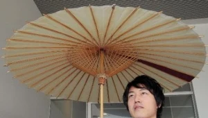 Oto Shigure ze swoim parasolem/fot. pinktentacle.com